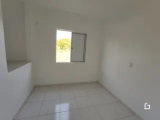 Foto de um cômodo interno com paredes brancas e piso de cerâmica.