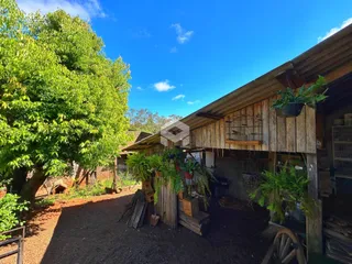 Vista da fachada de uma casa de madeira em Lajeado, Brasil.