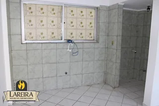 Parede interna com janela e porta em uma residência.