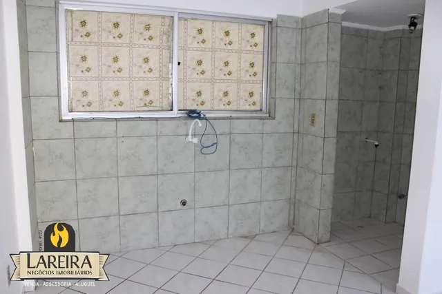 Parede interna com janela e porta em uma residência.