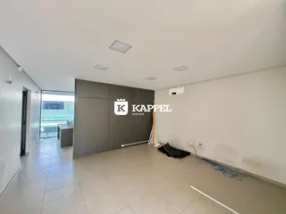 Foto de um ambiente interno com paredes brancas e piso de cerâmica.