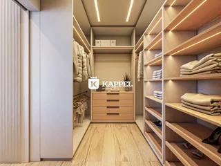 Um closet com prateleiras de madeira e roupas penduradas em um ambiente bem iluminado.