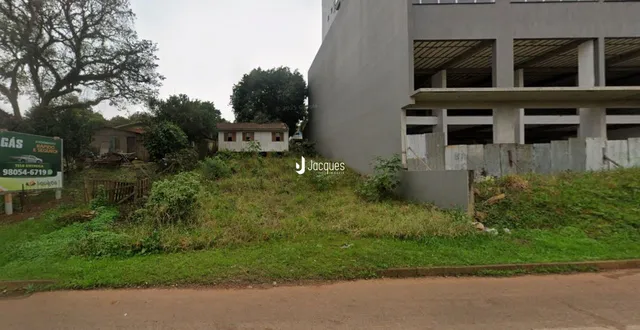 Fachada de uma propriedade com vegetação ao redor em Lajeado, Brasil.