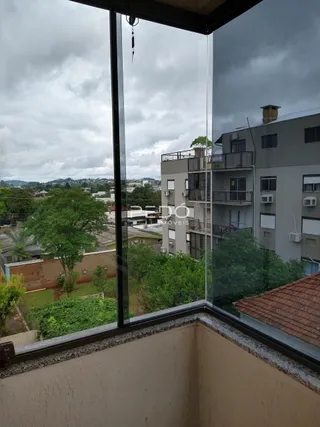 Vista da paisagem urbana de Lajeado a partir de uma janela.