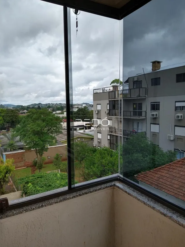 Vista da paisagem urbana de Lajeado a partir de uma janela.