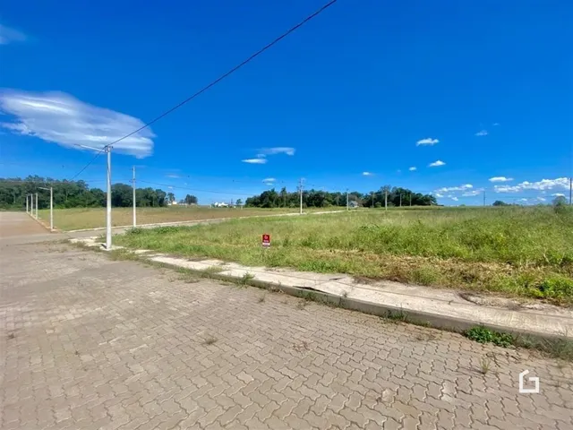 Vista da propriedade com campo aberto e estrada.