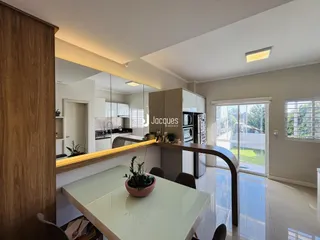 Ambiente interno de uma sala de estar com vista para o exterior.