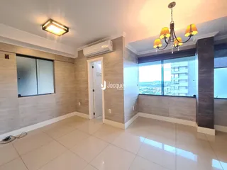 Sala de estar de um imóvel em Lajeado, Brasil, com piso claro e grande janela.