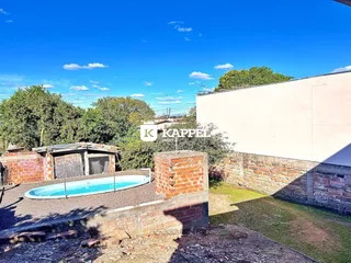 Foto de uma piscina externa com alvenaria de tijolos em uma propriedade.