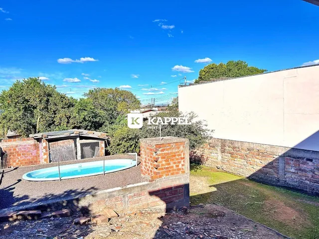 Foto de uma piscina externa com alvenaria de tijolos em uma propriedade.