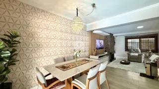 Uma sala de jantar com parede texturizada e iluminação decorativa.