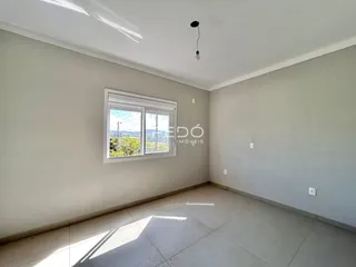 Ambiente interno de uma sala com janela iluminada.