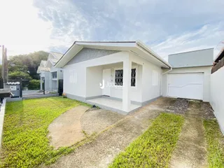 Fachada de uma casa residencial em Lajeado, Brasil, com garagem e jardim.