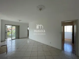 Ambiente interno de uma residência com piso de cerâmica clara.