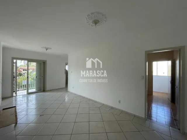 Ambiente interno de uma residência com piso de cerâmica clara.