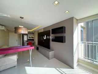 Sala de estar moderna com vista para a varanda em Lajeado.