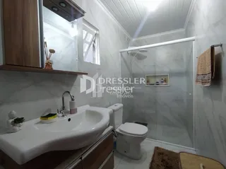 Foto de um banheiro interno com pia e box de vidro.