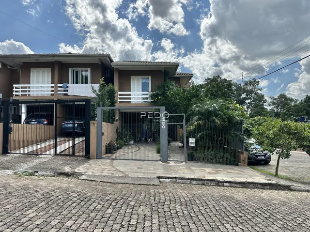 Fachada de uma residência em Lajeado, Brasil, com portão de ferro.