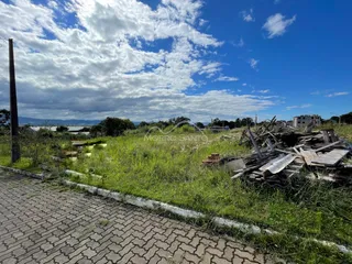 Vista externa de uma área com vegetação densa e paisagem de fundo em Lajeado, Brasil.