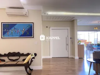 Uma sala de estar com um banco de madeira e uma pintura na parede.