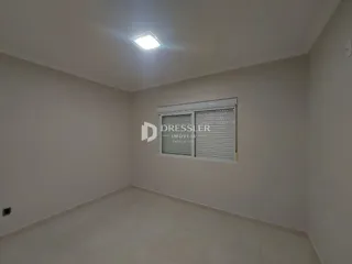Foto de um cômodo interno com paredes brancas e piso claro.
