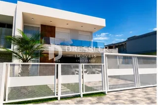 Fachada de uma residência com portão de ferro em Lajeado, Brasil.