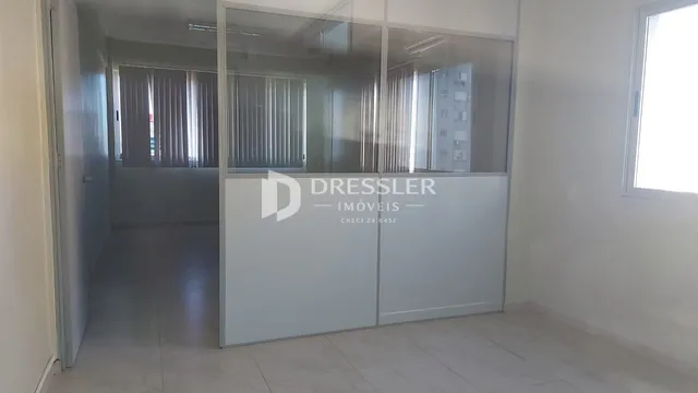 Hall de entrada com divisória de vidro entre os cômodos.
