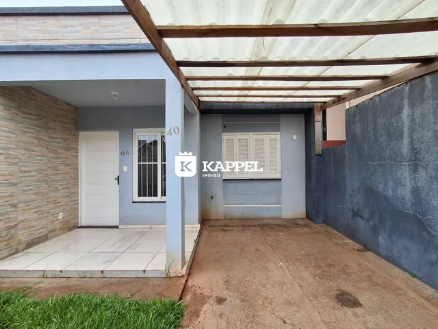 Fachada externa de uma residência em Lajeado, Brasil, mostrando a entrada e a área coberta.