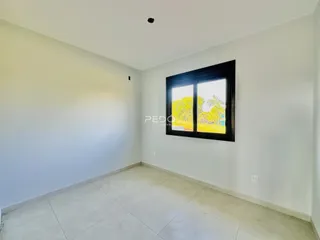 Ambiente interno com paredes brancas e piso claro.