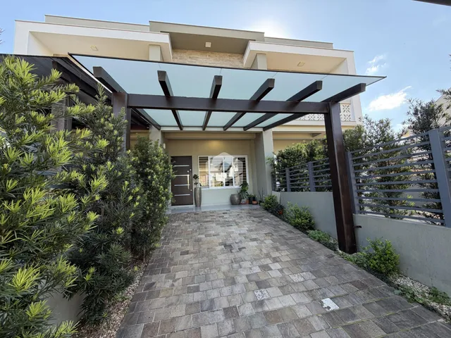Fachada moderna de uma residência com área externa em Lajeado, Brasil.