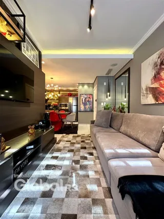 Sala de estar moderna com sofá e piso de padrão geométrico.