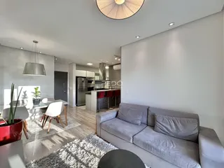 Sala de estar e jantar de um apartamento em Lajeado, Brasil.