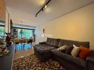 Sala de estar com sofá e piso de padrão na residência.