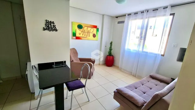 Sala de estar com janela e cortinas em um imóvel no Brasil.