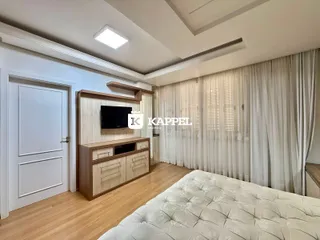Quarto com cama e painel de madeira em ambiente claro.
