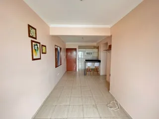 Corredor interno com piso de cerâmica claro.