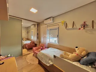 Quarto com cama e reflexo de outro ambiente em uma residência.
