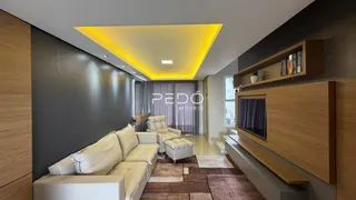 Sala de estar moderna com decoração em madeira e iluminação em LED.