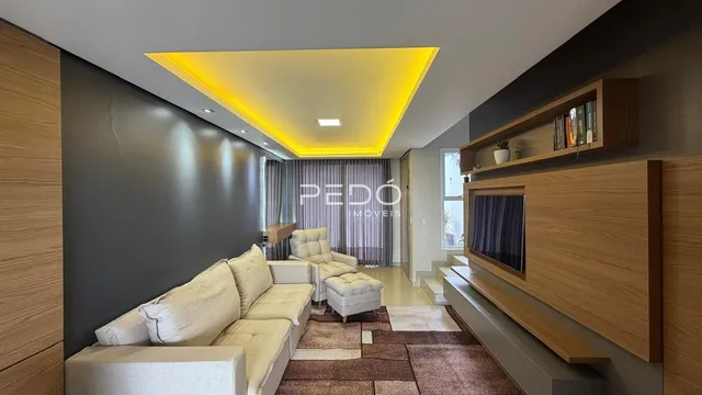Sala de estar moderna com decoração em madeira e iluminação em LED.