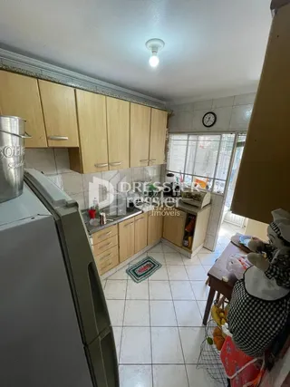 Foto de um ambiente interno com armários de madeira e piso cerâmico.