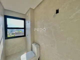 Foto de um banheiro com paredes em mármore claro.