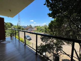 Varanda com vista para a paisagem e estrada em Lajeado.
