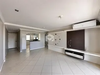 Vista de um corredor interno de uma residência em Lajeado, Brasil.