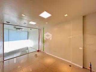 Interior de um cômodo com piso de cerâmica e paredes brancas.