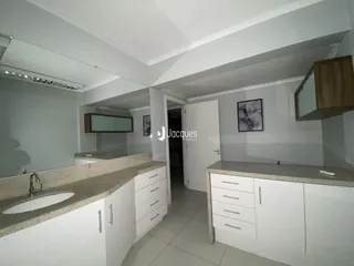 Uma vista da bancada e armários de uma cozinha moderna.