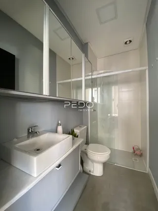 Foto de um banheiro moderno com pia e vaso sanitário em Lajeado.