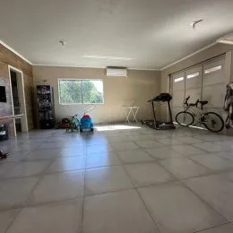 Foto de um ambiente interno amplo com piso de cerâmica claro.
