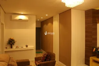 Sala de estar com sofá e paredes claras.