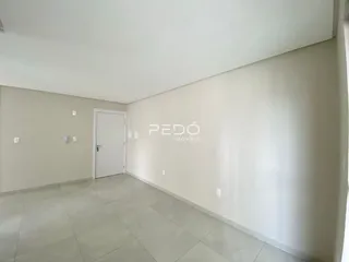 Vista interna de um ambiente com piso de cerâmica claro.