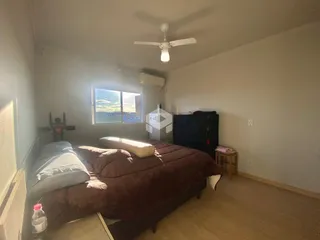 Quarto com cama e janela em um imóvel no Brasil.